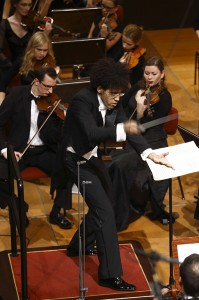 Le jeune chef Rafael Payare dirigeant "De Natura Sonoris III". Un grand moment ! © Bruno Fidrych